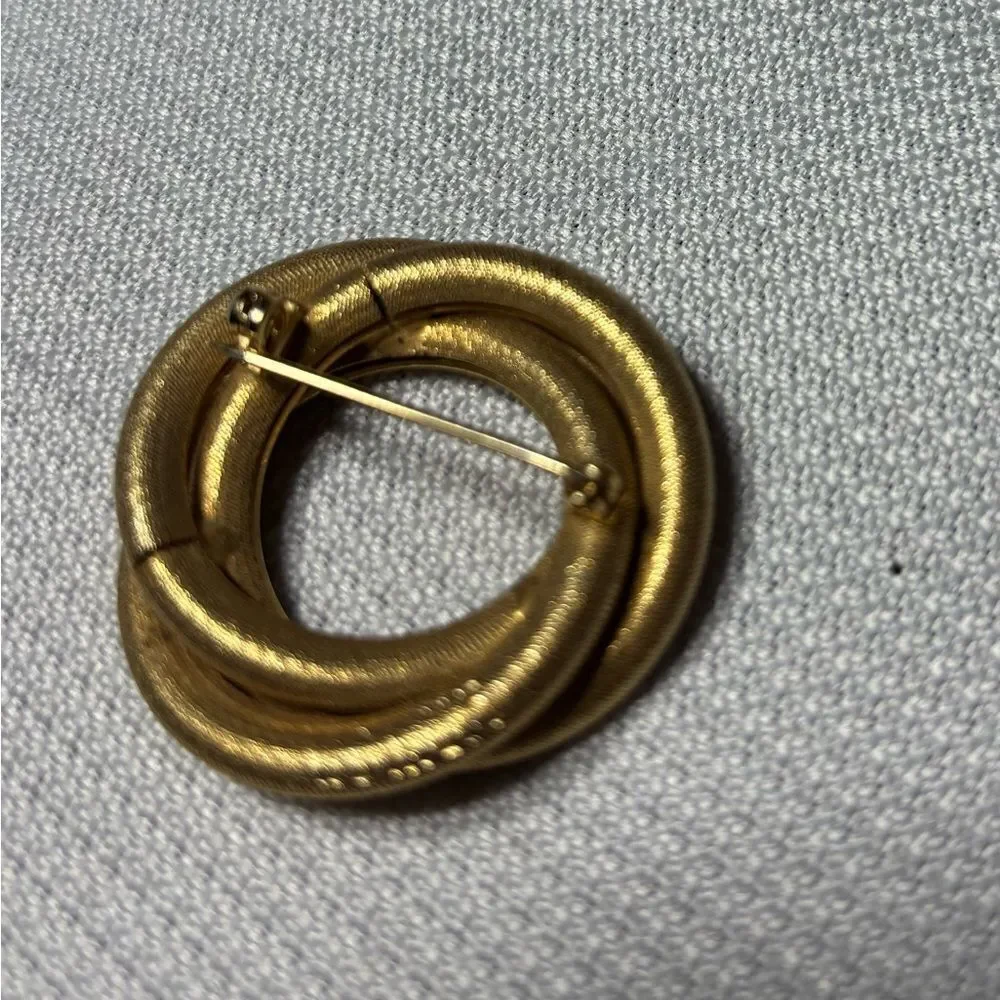 Vintage Goldtone Round Brooch Excellent Preloved Condition